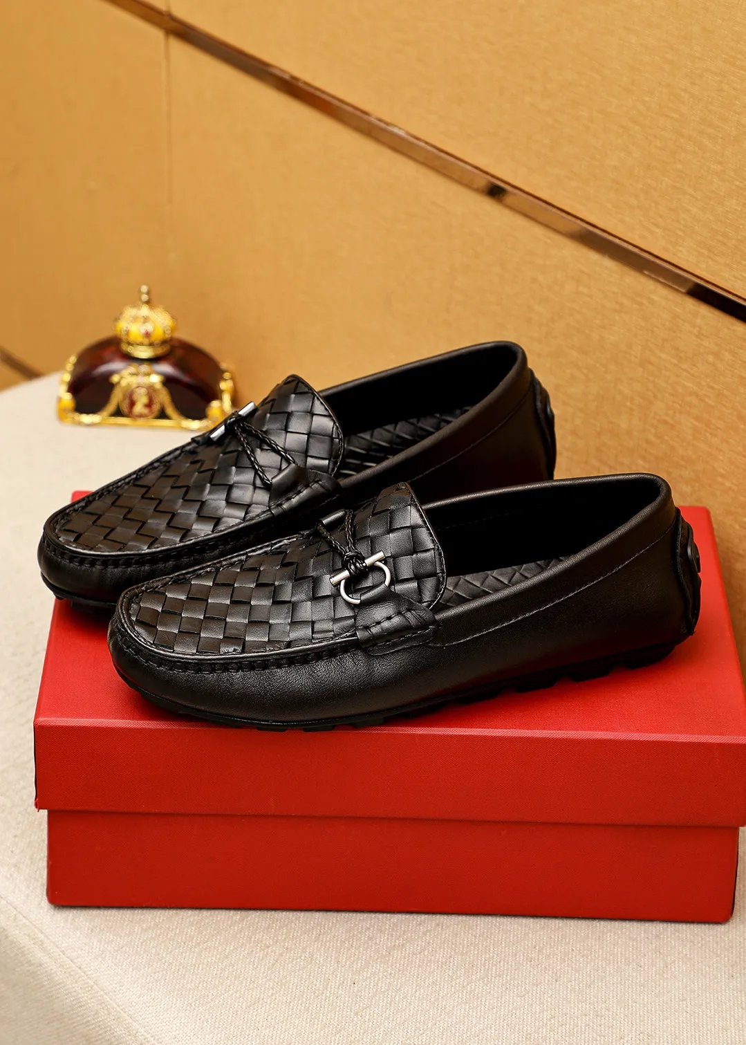 Men's shoes 💰360 💐 Product trademark: Ferragamo "Ferragamo" bean shoes Regular size: 38-44 (45.46🉑️customized) Product materials: Selected imported woven cowhide upper + classic hardware buckle, imported pig leather lining. Strong three-dimensional visual effect, original outsole color: 1⃣️color optional